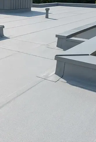 Membrane d’étanchéité Sarnafil posée sur toiture plate